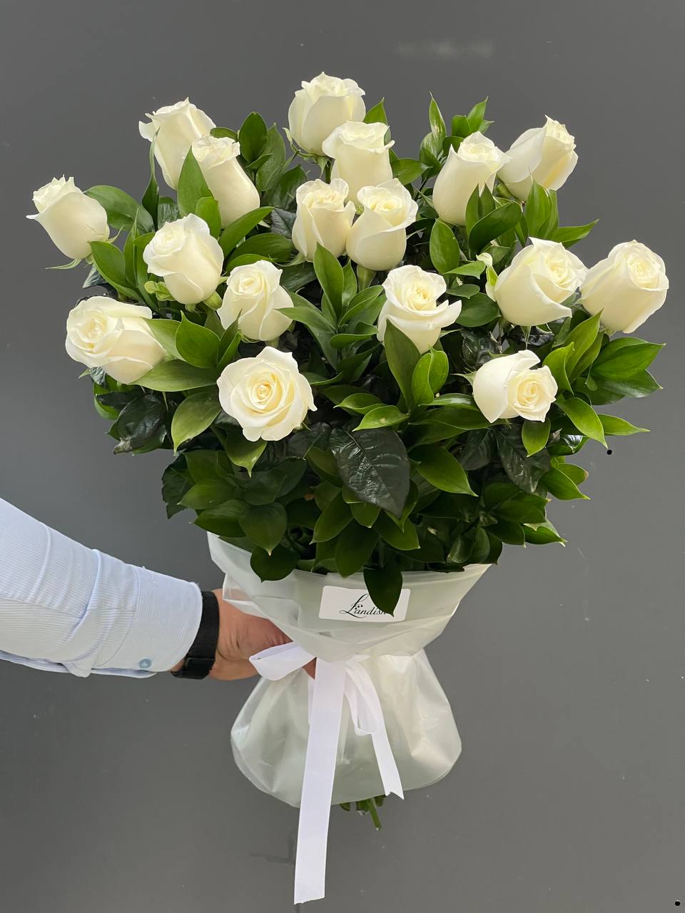 17 white roses